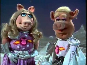 Pigs in Space First Mate Piggy and Captain Link Hogthrob: The female Swinetrek uniform varies from the male Swinetrek uniform.